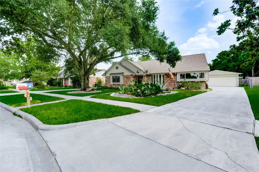 12327 Meadowhollow Drive, Meadows Place, TX 77477 - Image #2