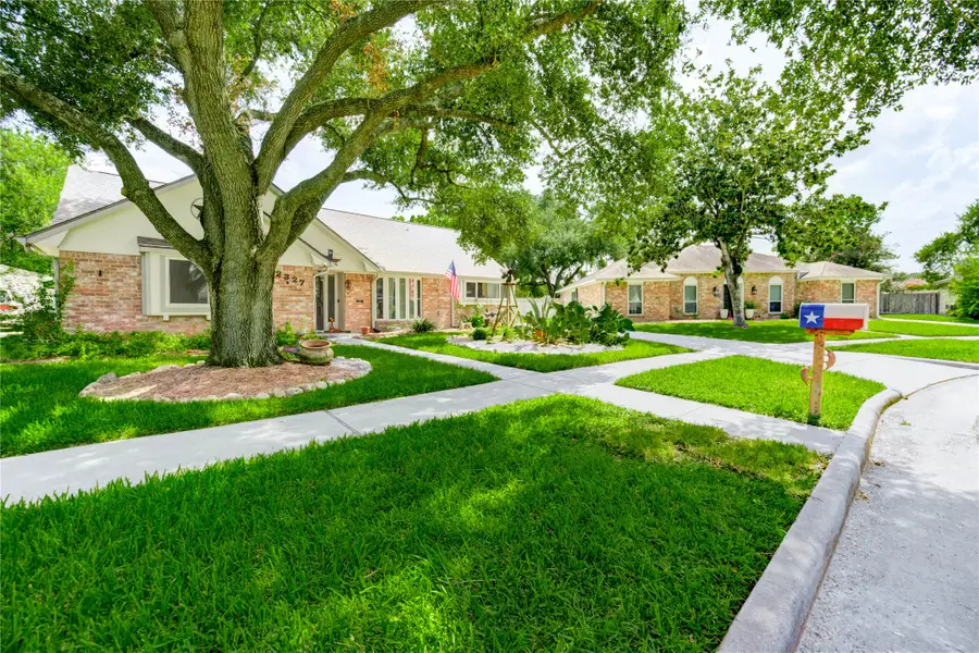 12327 Meadowhollow Drive, Meadows Place, TX 77477 - Image #3