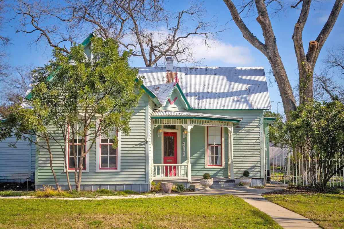 633 S Castell Avenue, New Braunfels, TX 78130 - Image #1