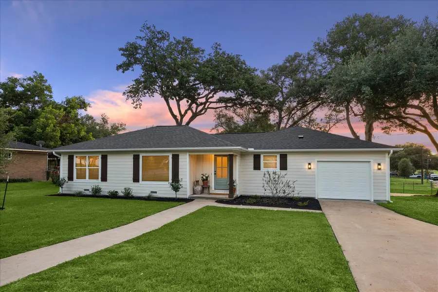 606 S Tesch Street, Bellville, TX 77418 - #2