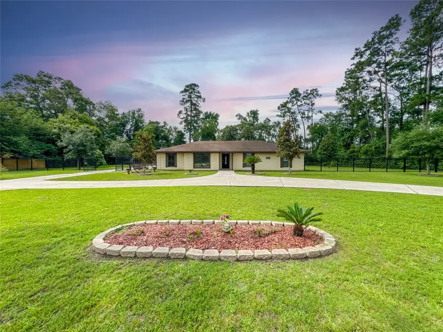 1011 Chateau Woods Parkway Drive, Conroe, TX 77385 - Image #2