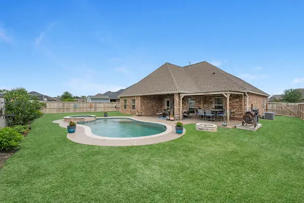 305 Poppy Street, Lake Jackson, TX 77566