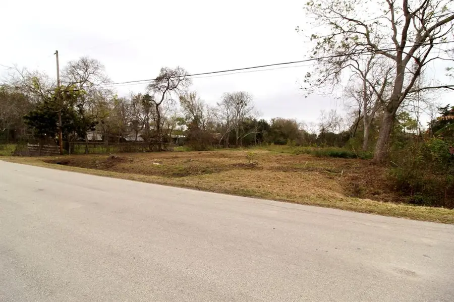 10018 Jay Road, Hitchcock, TX 77563 - Image #2