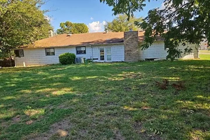 422 Navajo Trail, Gainesville, TX 76240 - Image #2