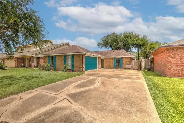 925 S 6th Street, La Porte, TX 77571