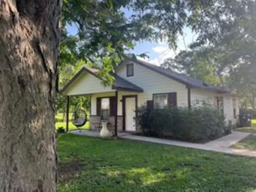 1131 W Front Street, Sealy, TX 77474 - #2