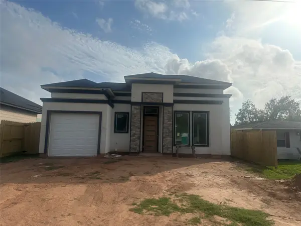 805 Lewis Street, Clute, TX 77531