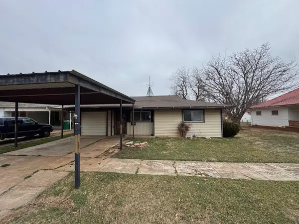305 W Harrison Avenue, Electra, TX 76360