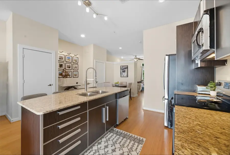 806 Jackson Hill Street #203, Houston, TX 77007 - Image #3