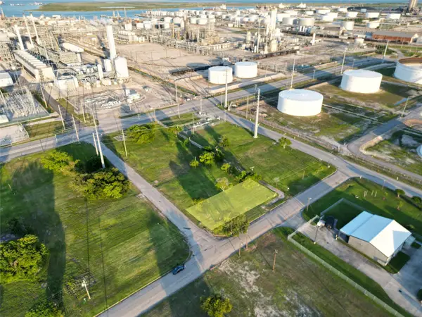 631 3rd Avenue S, Texas City, TX 77590