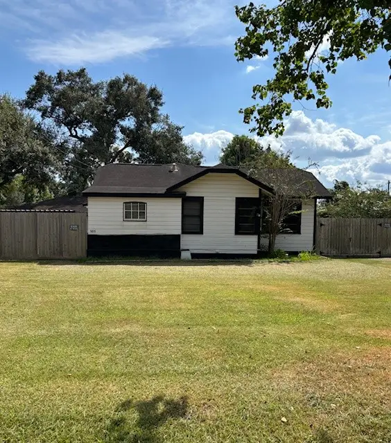 1011 West Phillips Street, Alvin, TX 77511 - #2