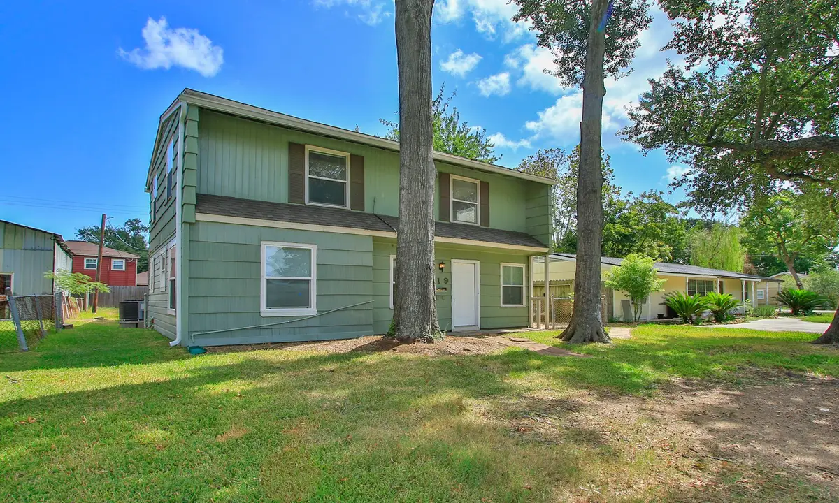 319 S 6th Street, La Porte, TX 77571 - #1