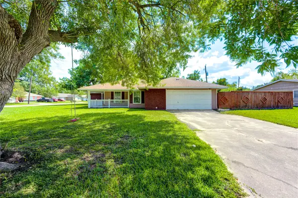 301 Meadow Lane, Hitchcock, TX 77563