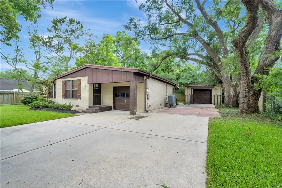 527 S Iowa Avenue, League City, TX 77573 - #3