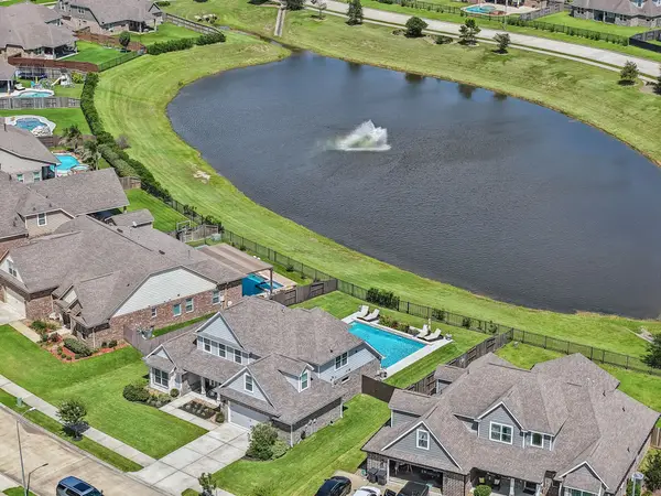 9706 Suffolk Downs Drive, Mont Belvieu, TX 77523