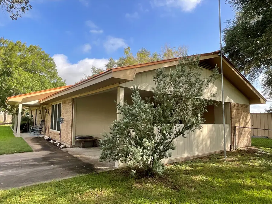 104 Mraz Street, Yoakum, TX 77995 - Image #3