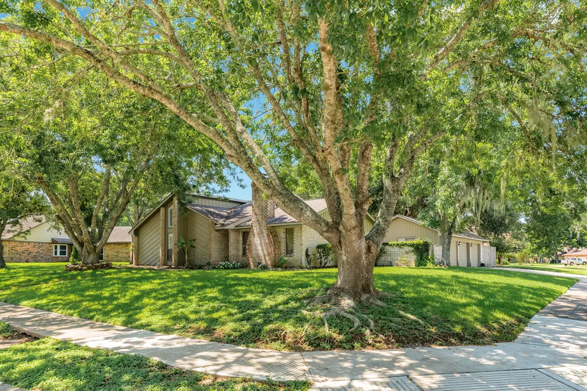 149 Spanish Moss Lane, Lake Jackson, TX 77566 - Image #1