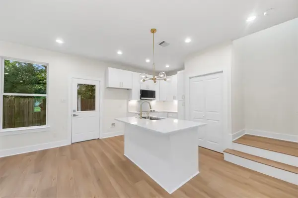 1275 Dewalt Street, Houston, TX 77088
