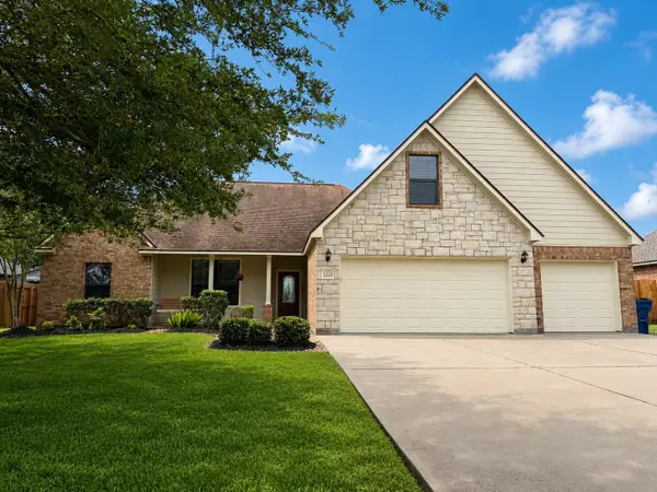 1448 S Bluebonnet Lane, Angleton, TX 77515