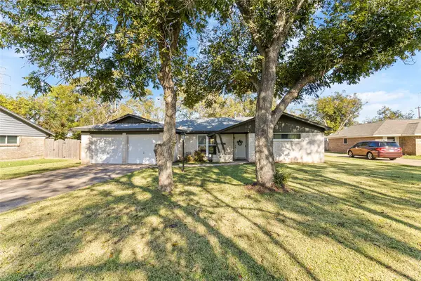 106 Southern Oaks Drive, Lake Jackson, TX 77566