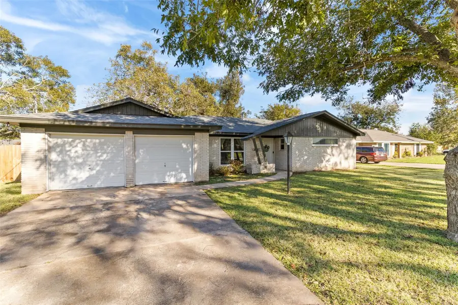 106 Southern Oaks Drive, Lake Jackson, TX 77566 - Image #2