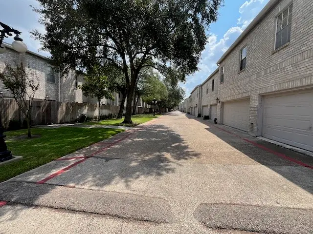 17585 Red Oak Drive #7585, Houston, TX 77090 - Image #3