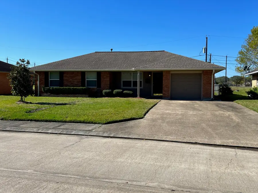110 S Oleander Street, Lake Jackson, TX 77566 - Image #2