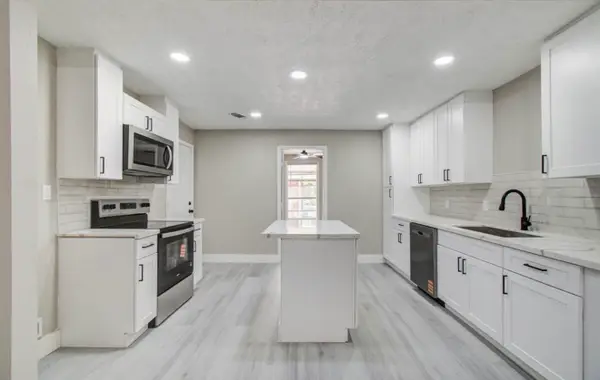 1007 San Jacinto Street, Highlands, TX 77562