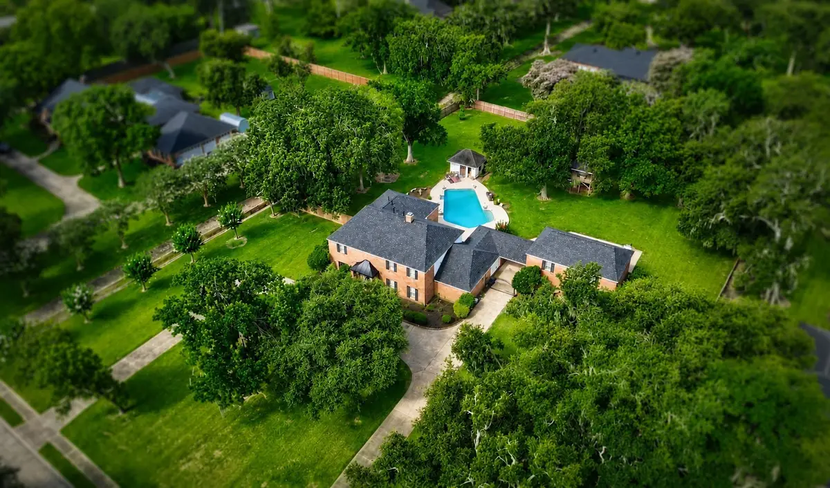 111 Cherrywood Dr, Lake Jackson, TX 77566 - #1