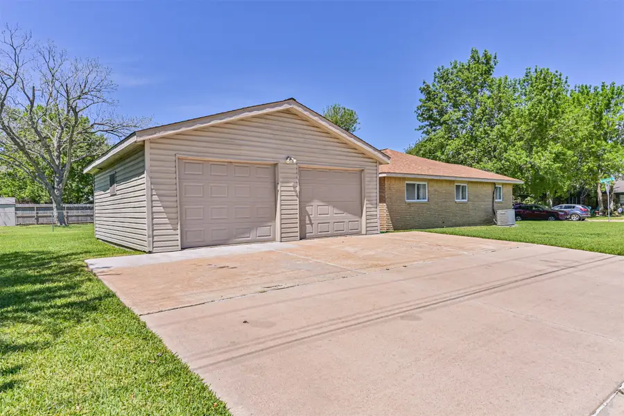 304 Avondale Lane, Friendswood, TX 77546 - #2