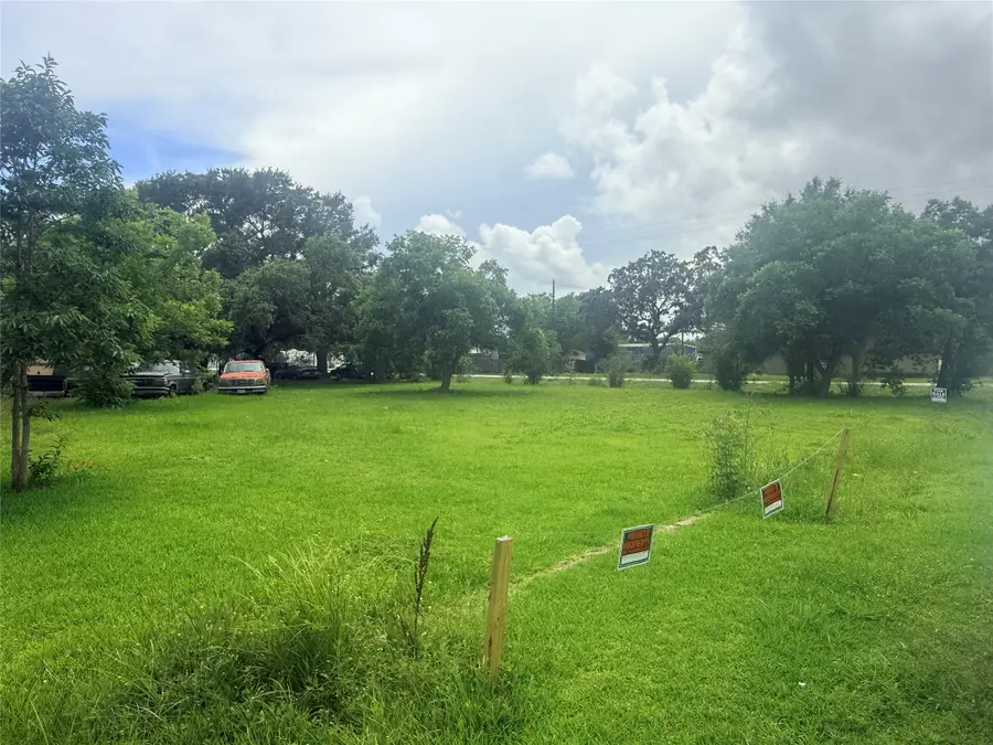 3307 Texas Avenue, Dickinson, TX 77539 - #2