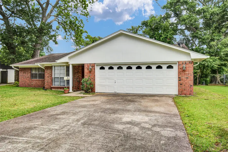 232 Wayne Dr, Clute, TX 77531 - #2