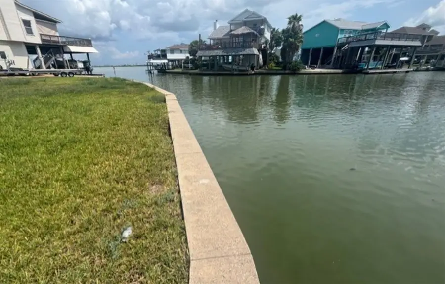 422 Tahiti Road, Tiki Island, TX 77554 - #3