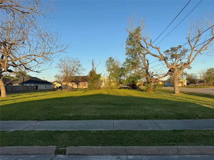 402 N 6th Street, La Porte, TX 77571 - #2