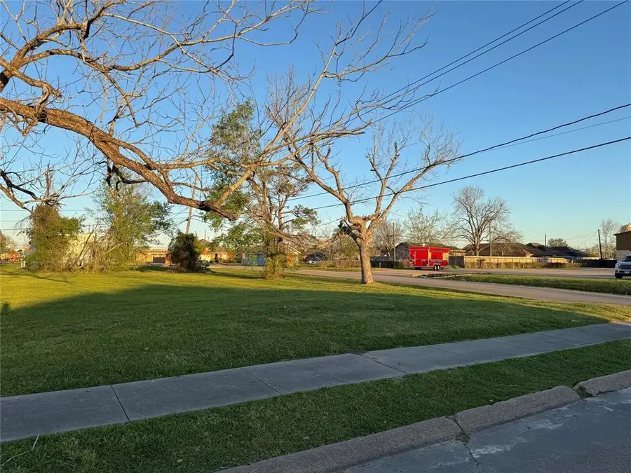 402 N 6th Street, La Porte, TX 77571 - #3