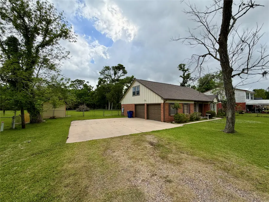 114 Edgewater Street, Clute, TX 77531 - #2