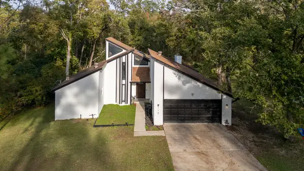 110 Hanover Lane, Panorama Village, TX 77304