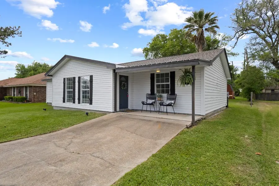 305 Circle Dr, Bridge City, TX 77611 - #2