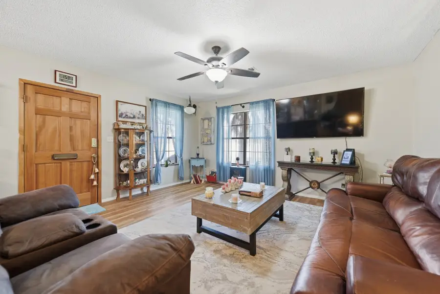 411 Bohlmann Avenue, Schulenburg, TX 78956 - #3