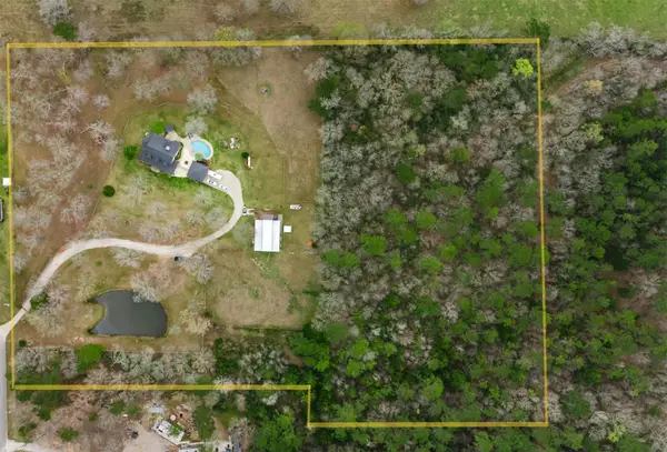 7000 Woodland Lakes Dr, Willis, TX 77378