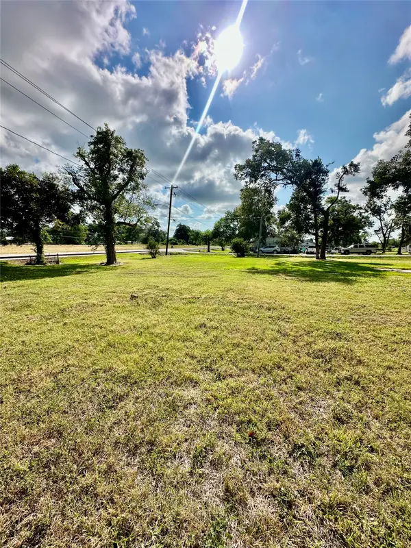 400 Old Angleton Road, Clute, TX 77531