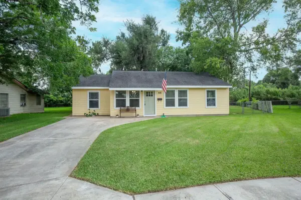 55 Elm Court, Lake Jackson, TX 77566