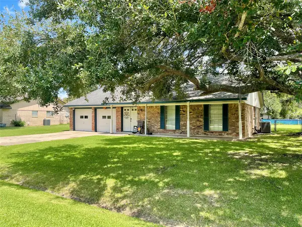 63 Ivy Court, Jones Creek, TX 77541