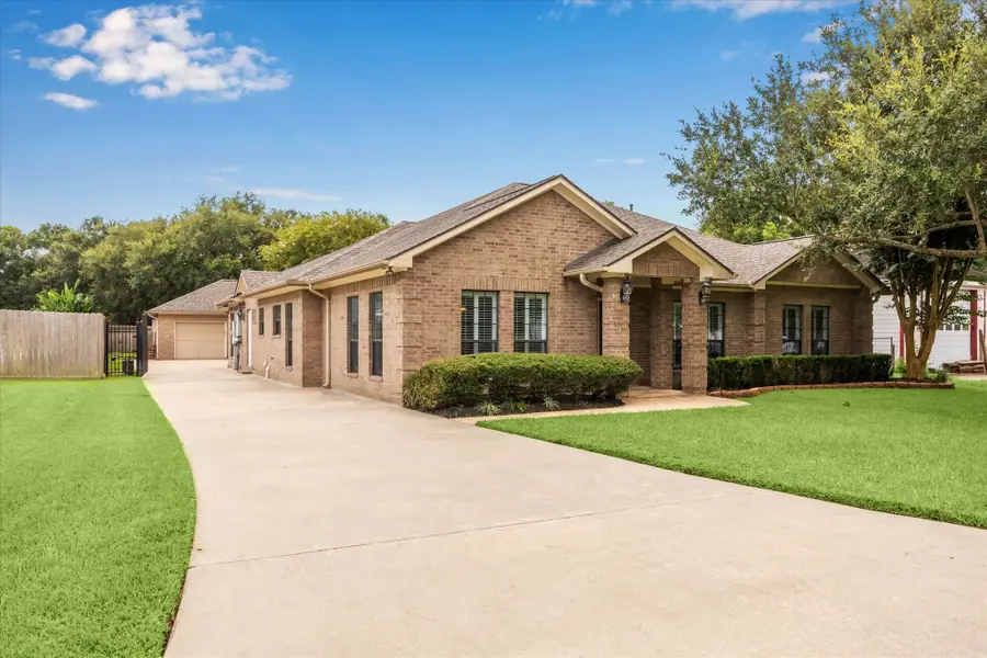 201 W Timberlane Drive, Alvin, TX 77511 - Image #2