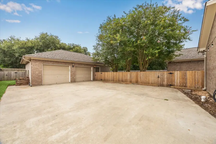 201 W Timberlane Drive, Alvin, TX 77511 - Image #3