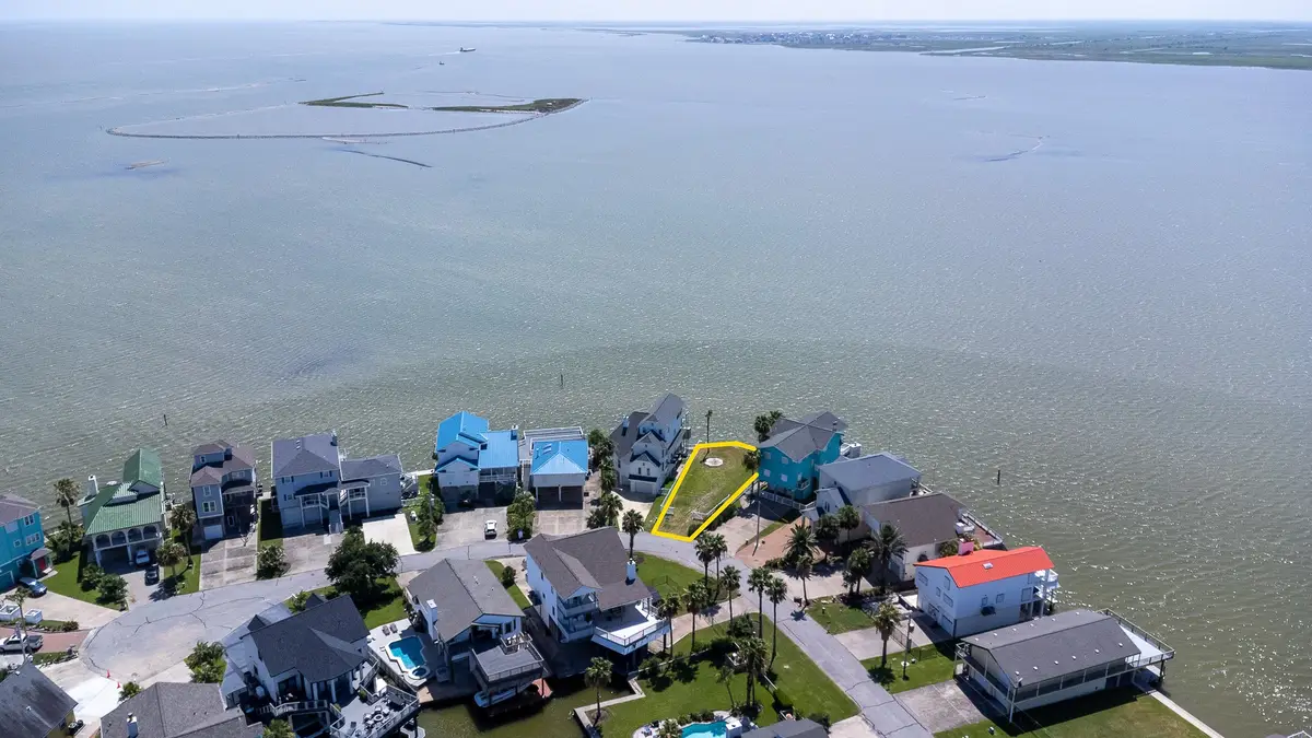 135 Isles End Road, Tiki Island, TX 77554 - Image #1