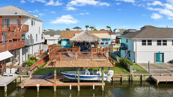 261 Barracuda Street, Bayou Vista, TX 77563