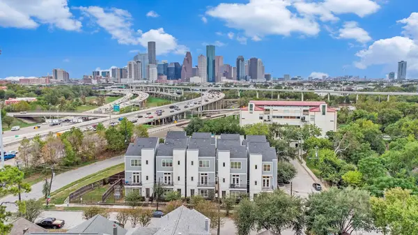 2422 Maufferd, Houston, TX 77009