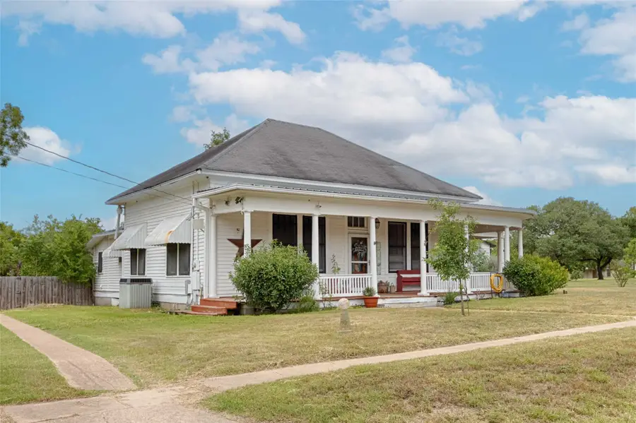 403 E 7th Street, Flatonia, TX 78941 - Image #2