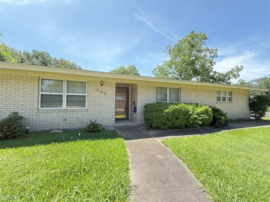 309 Town And Country Drive, El Campo, TX 77437 - Image #2